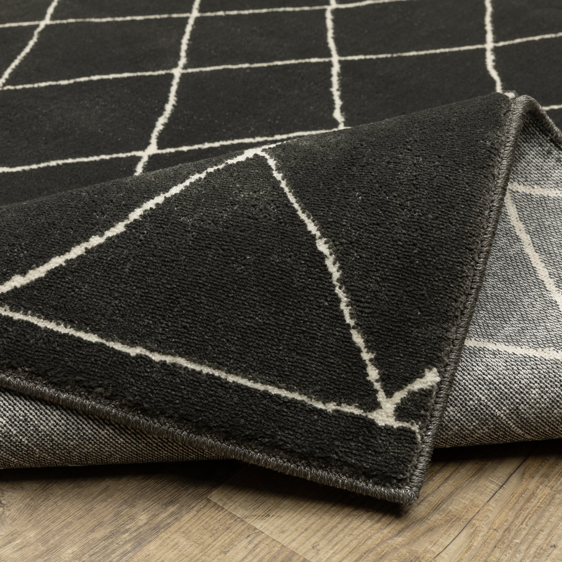 Raylan Lattice Black/ Ivory Geometric Cut Pile Rug