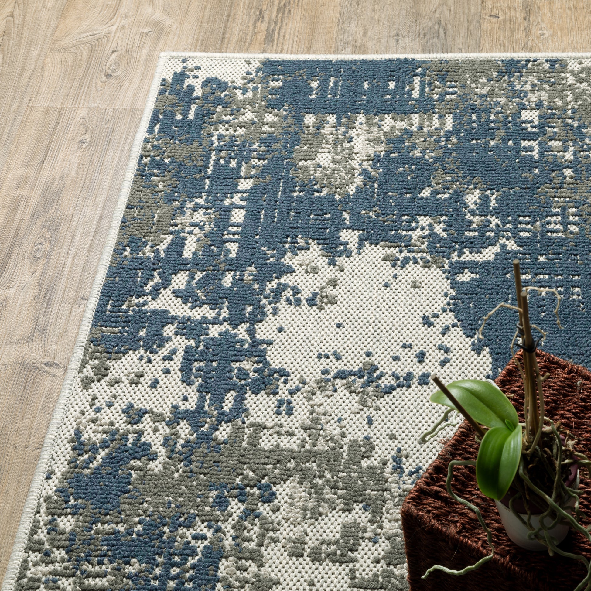 Torrey Outdoor Beige/ Blue Abstract Loop Pile Rug
