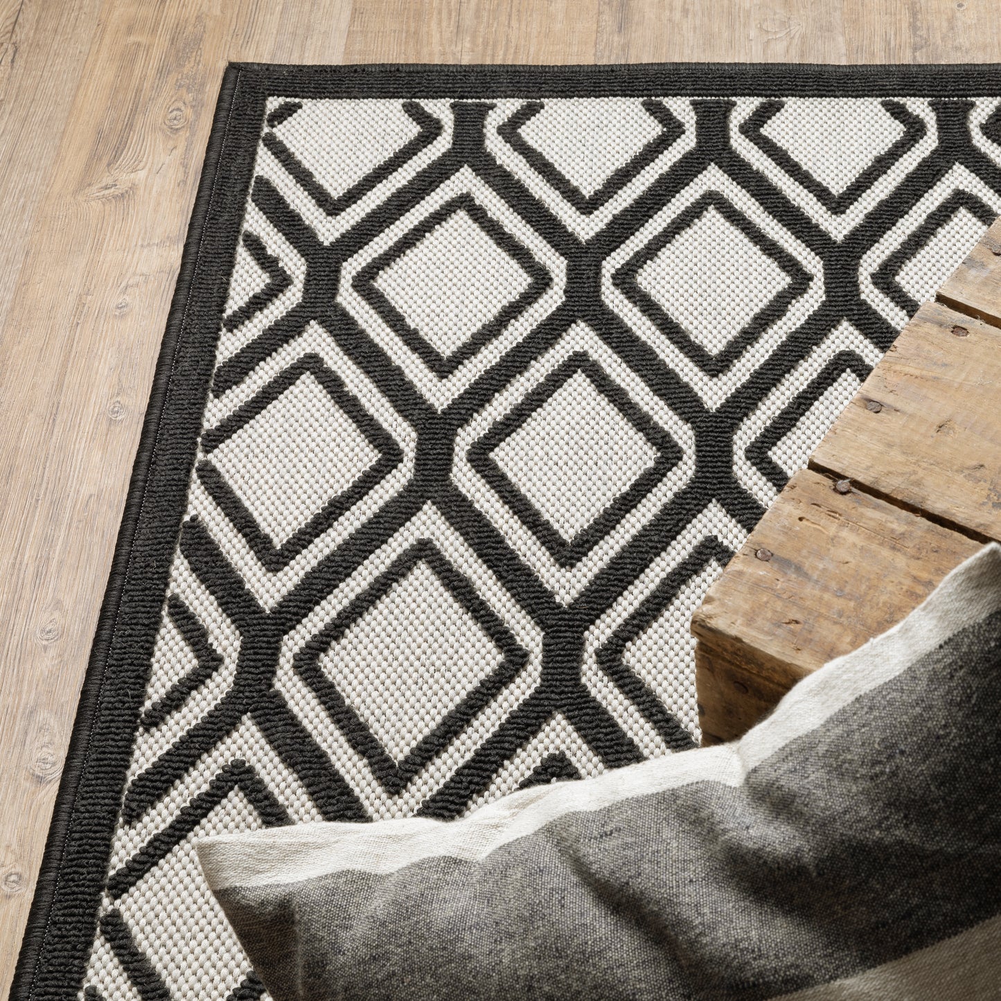 Torrey Outdoor Beige/ Black Geometric Loop Pile Rug