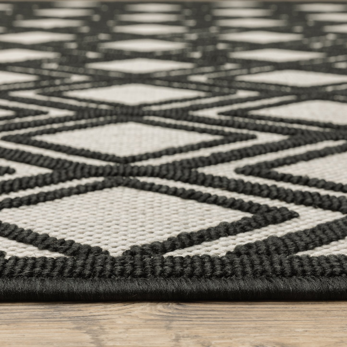 Torrey Outdoor Beige/ Black Geometric Loop Pile Rug