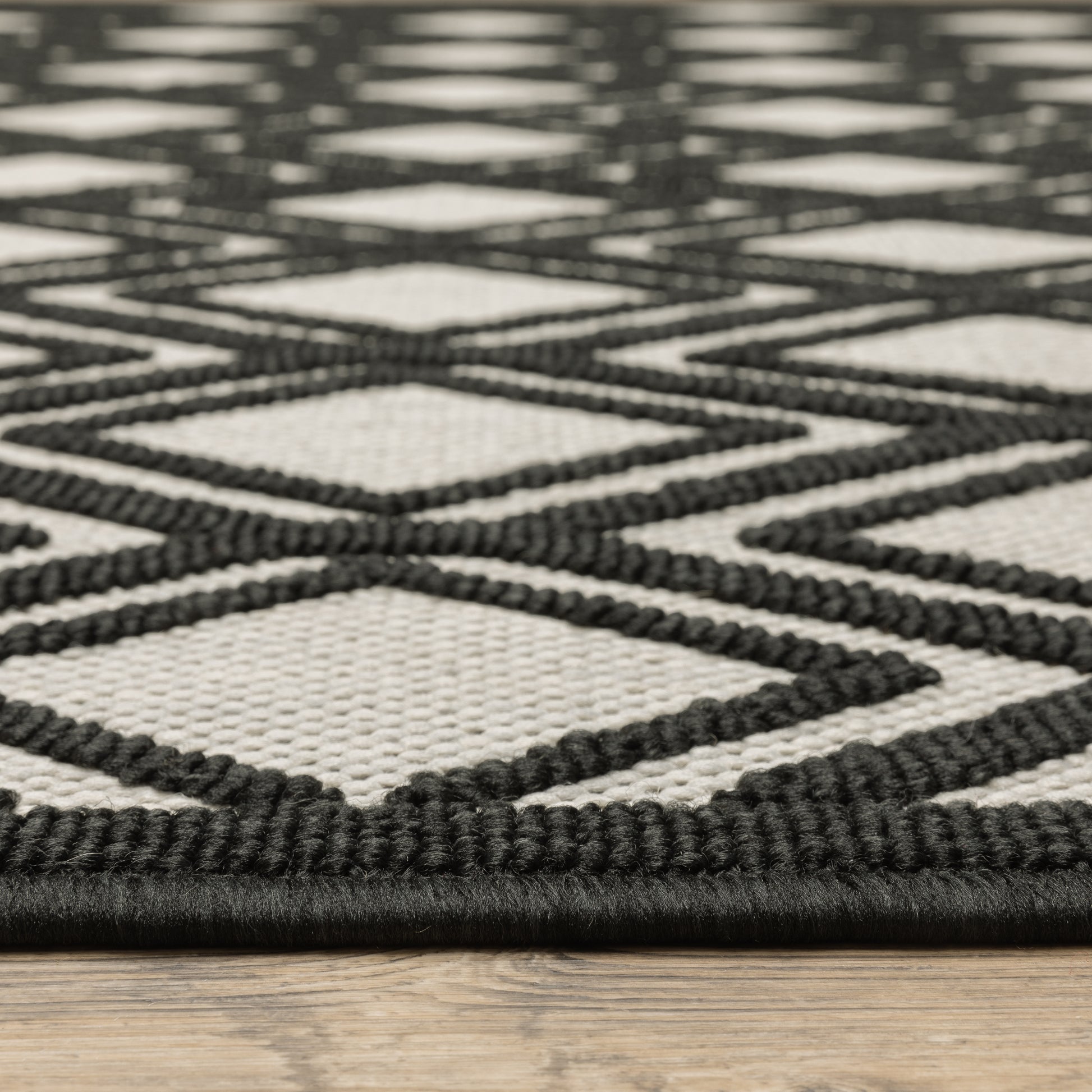 Torrey Outdoor Beige/ Black Geometric Loop Pile Rug