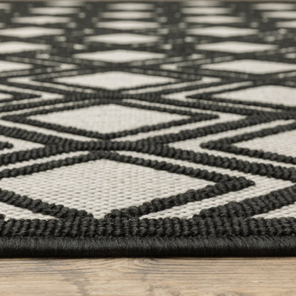 Torrey Outdoor Beige/ Black Geometric Loop Pile Rug
