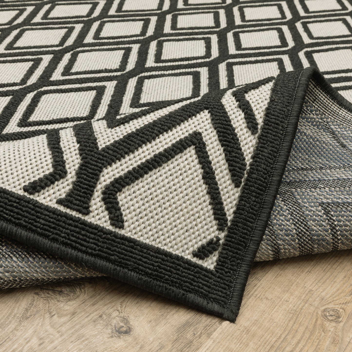 Torrey Outdoor Beige/ Black Geometric Loop Pile Rug