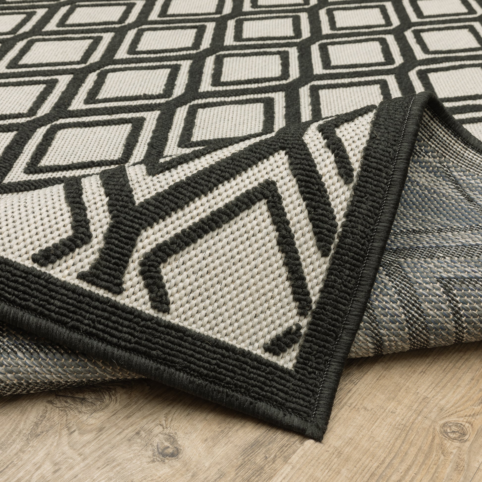 Torrey Outdoor Beige/ Black Geometric Loop Pile Rug