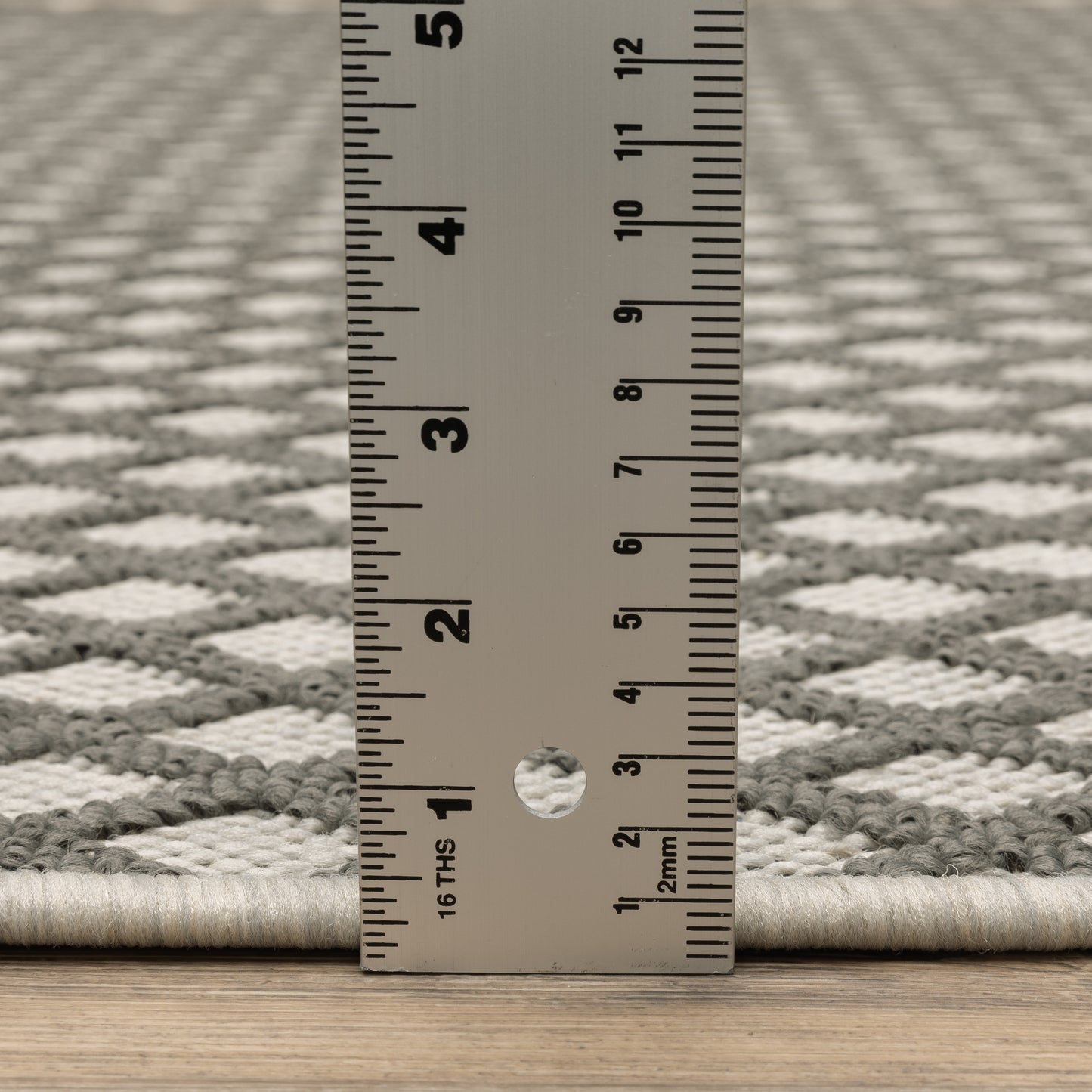 Torrey Outdoor Beige/ Grey Lattice Loop Pile Rug