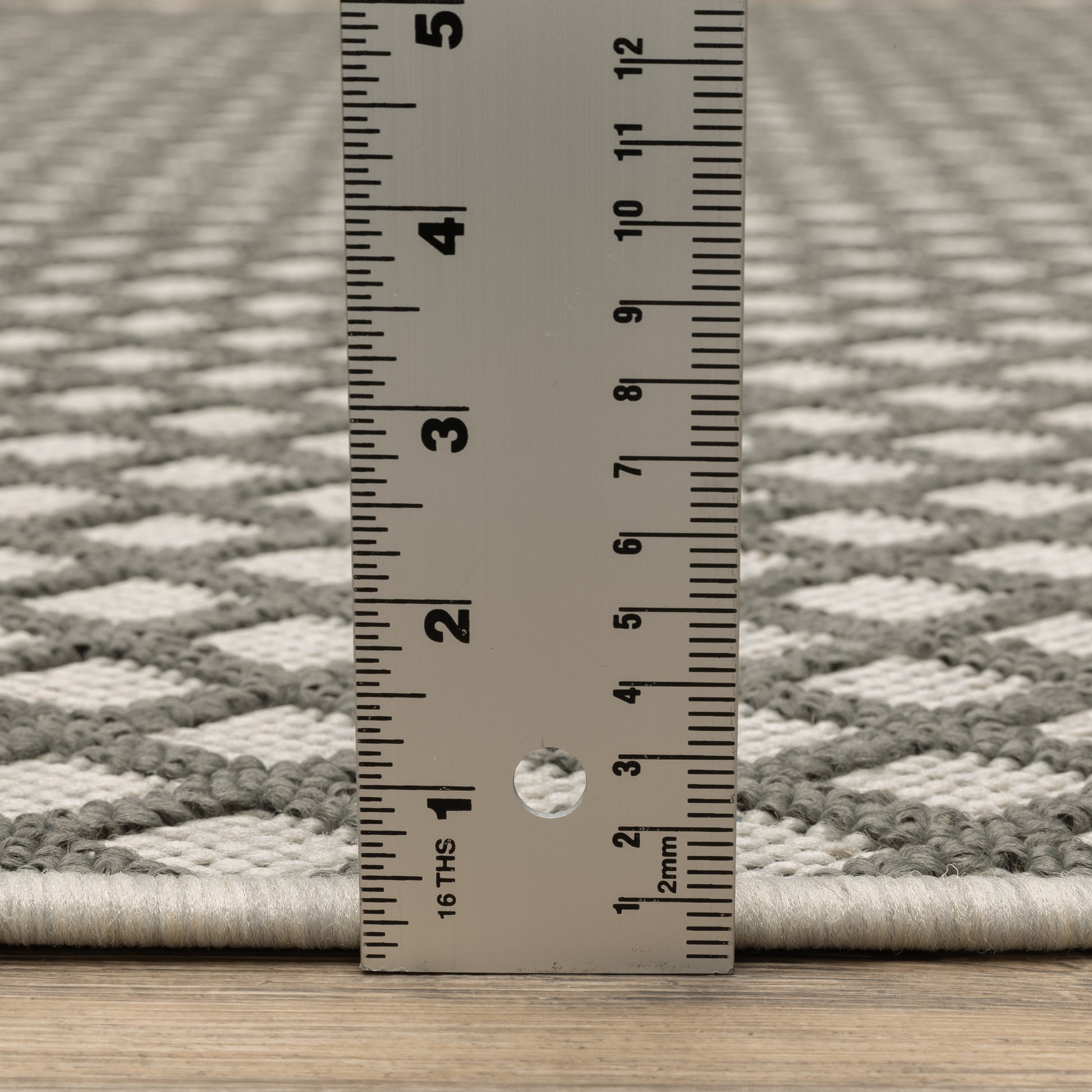 Torrey Outdoor Beige/ Grey Lattice Loop Pile Rug