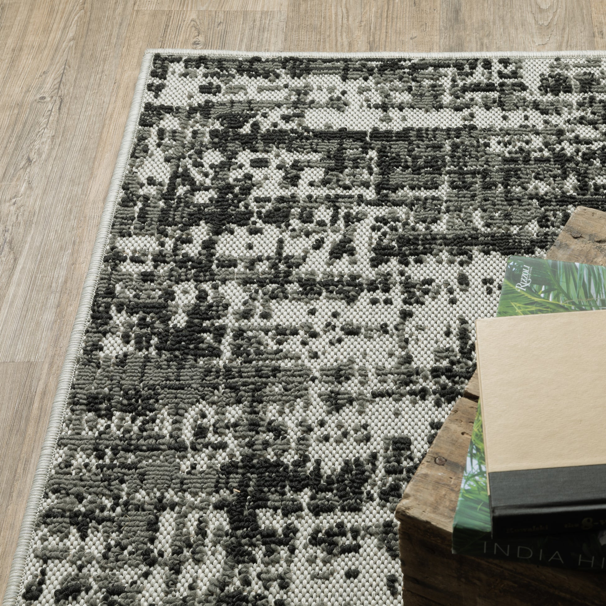 Torrey Outdoor Black/ Beige Distressed Loop Pile Rug