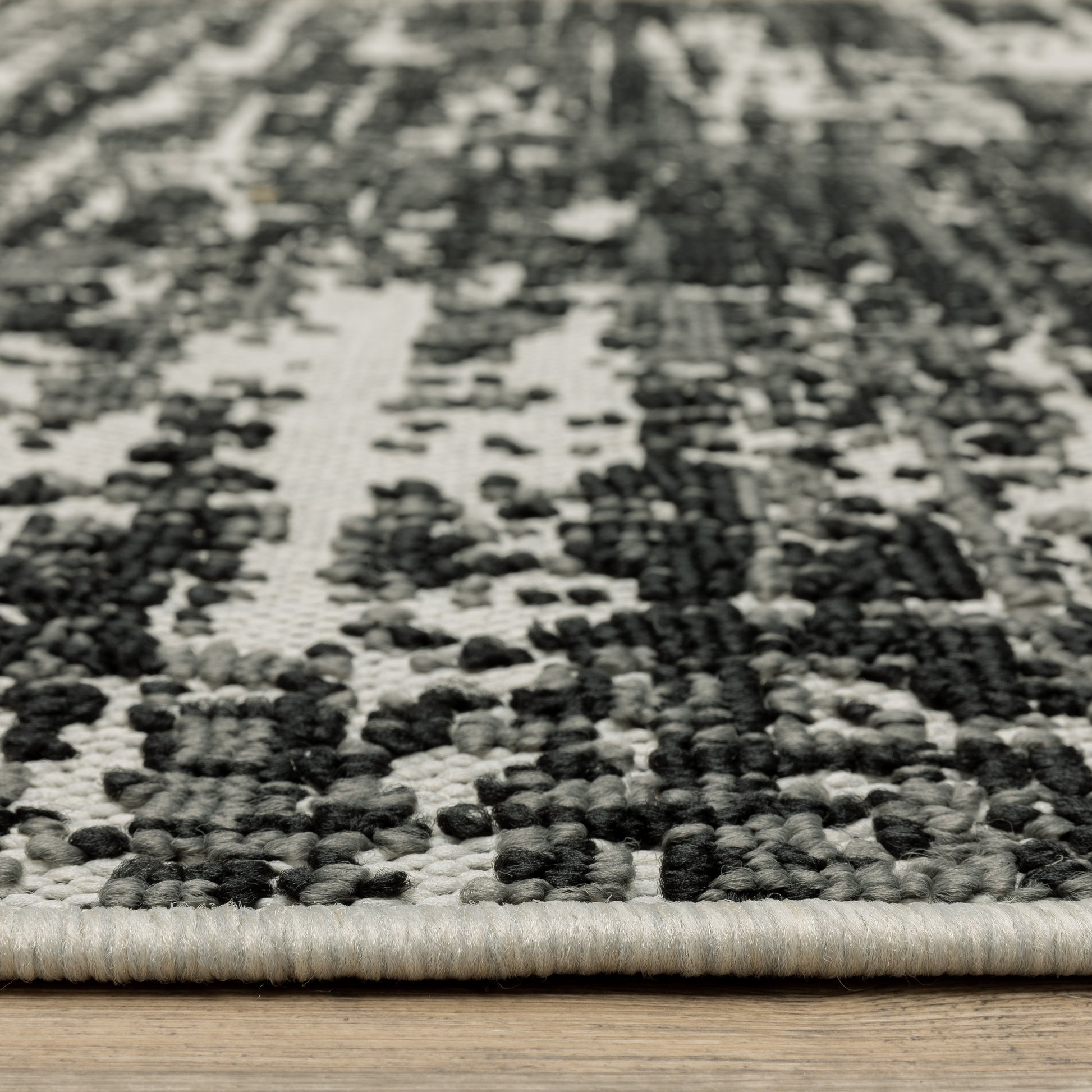 Torrey Outdoor Black/ Beige Distressed Loop Pile Rug