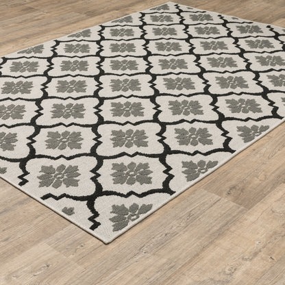 Torrey Outdoor Beige/ Black Trefoil Loop Pile Rug