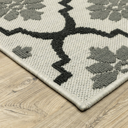 Torrey Outdoor Beige/ Black Trefoil Loop Pile Rug
