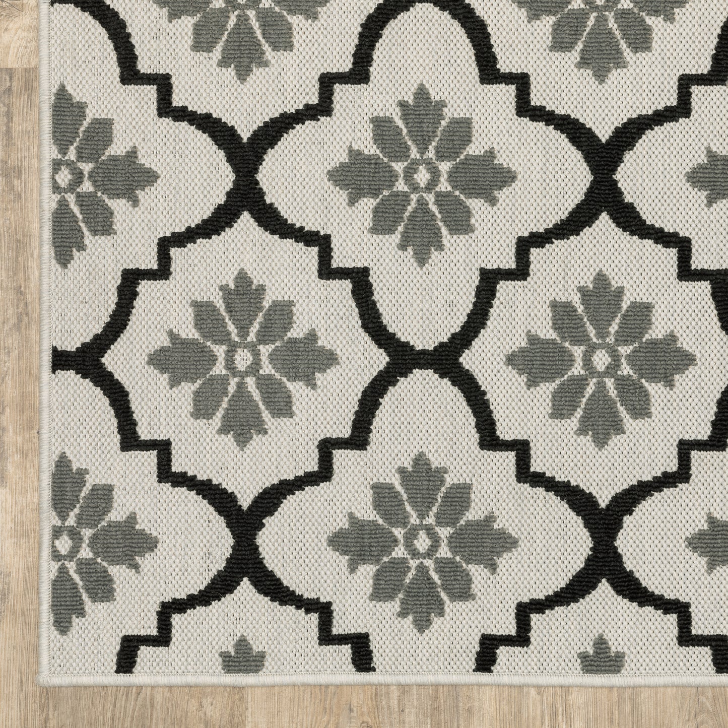 Torrey Outdoor Beige/ Black Trefoil Loop Pile Rug