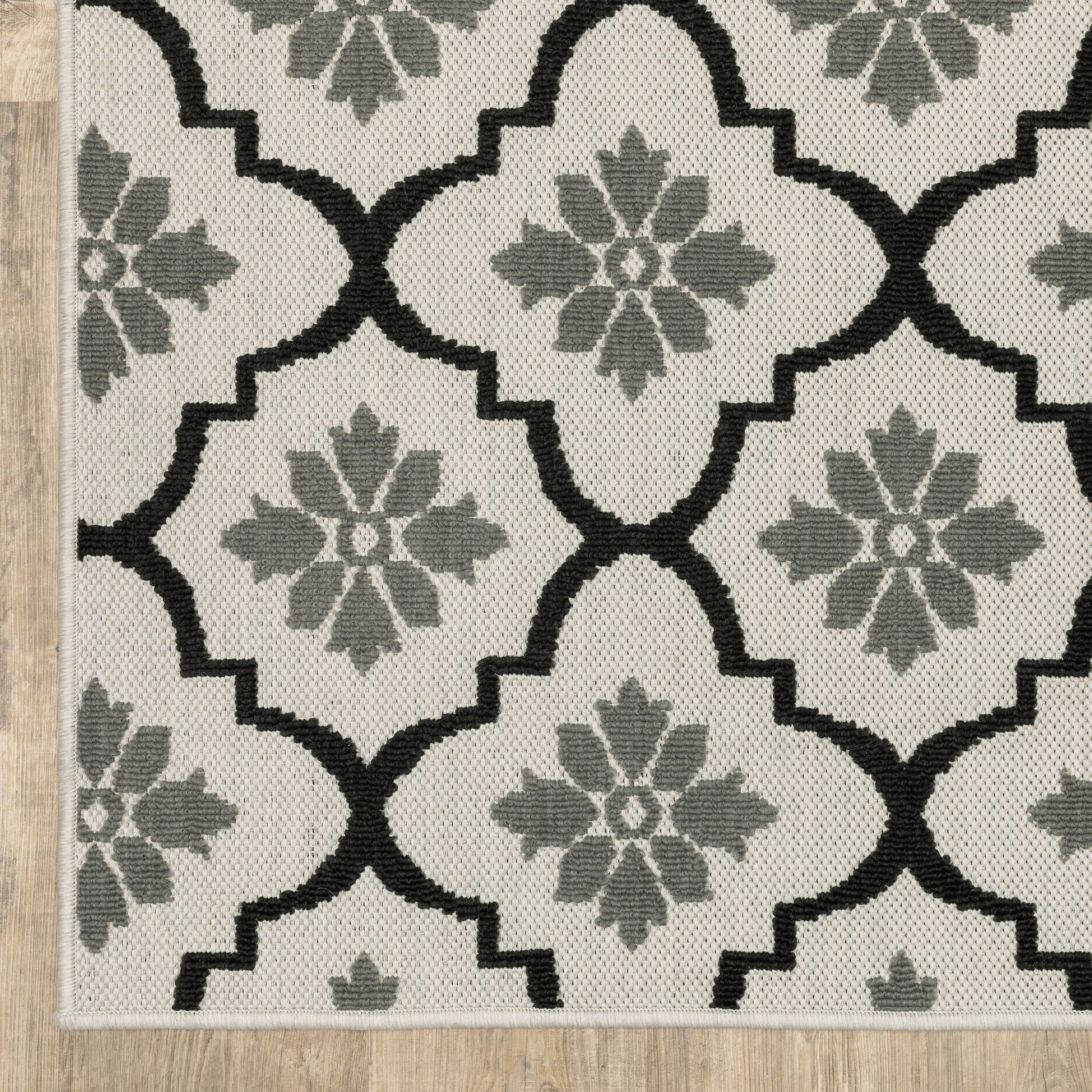 Torrey Outdoor Beige/ Black Trefoil Loop Pile Rug