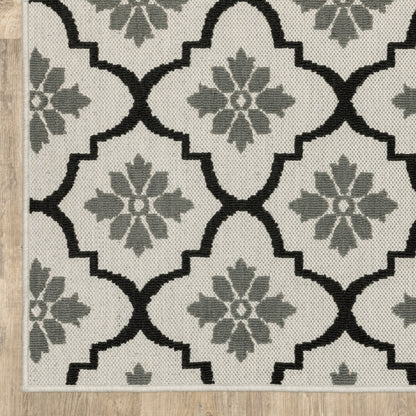 Torrey Outdoor Beige/ Black Trefoil Loop Pile Rug