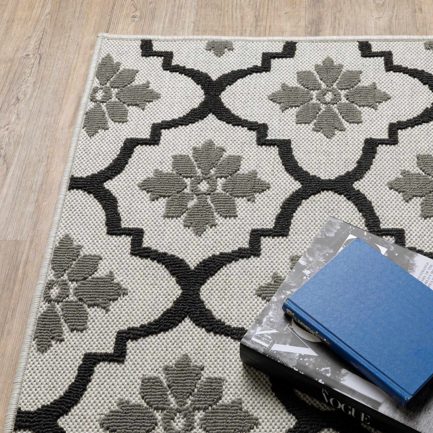 Torrey Outdoor Beige/ Black Trefoil Loop Pile Rug