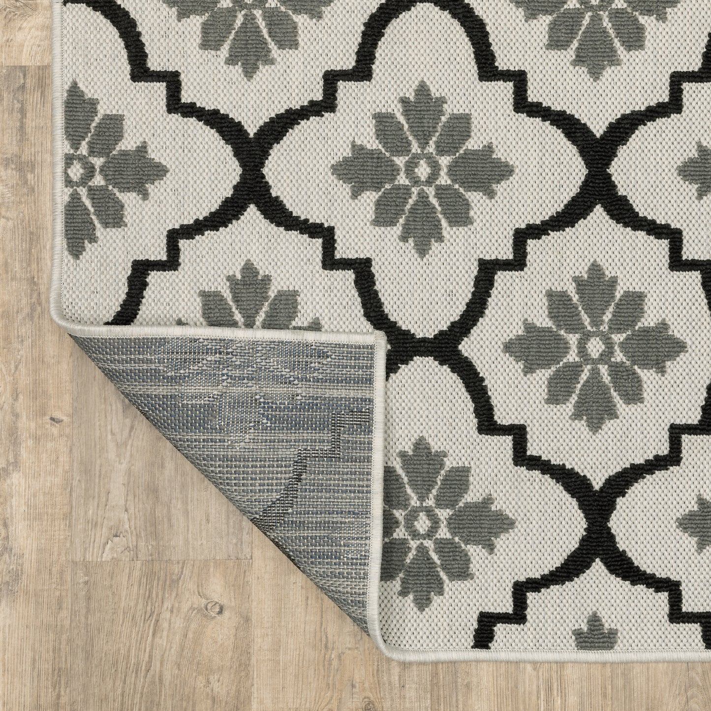 Torrey Outdoor Beige/ Black Trefoil Loop Pile Rug