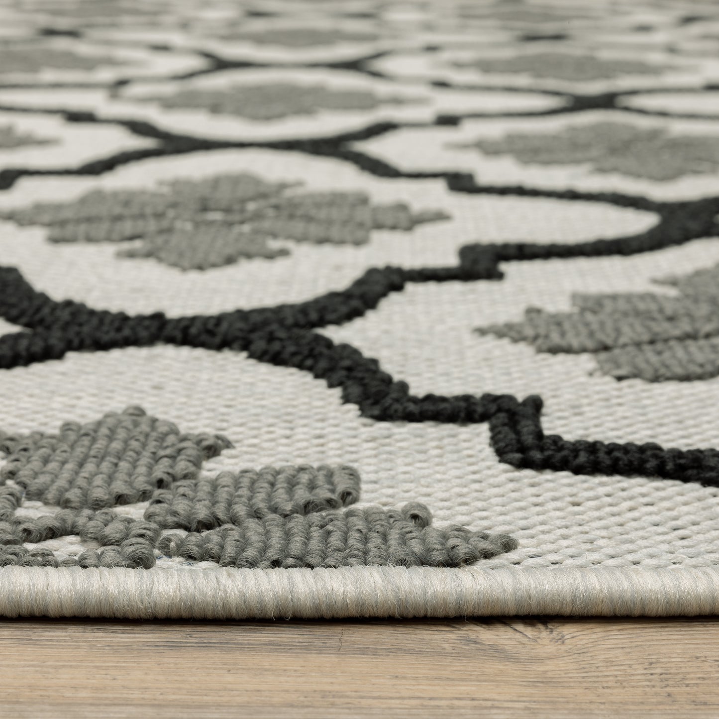 Torrey Outdoor Beige/ Black Trefoil Loop Pile Rug