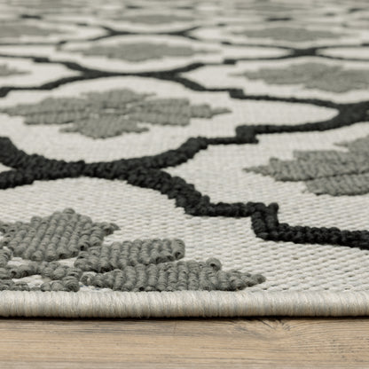 Torrey Outdoor Beige/ Black Trefoil Loop Pile Rug