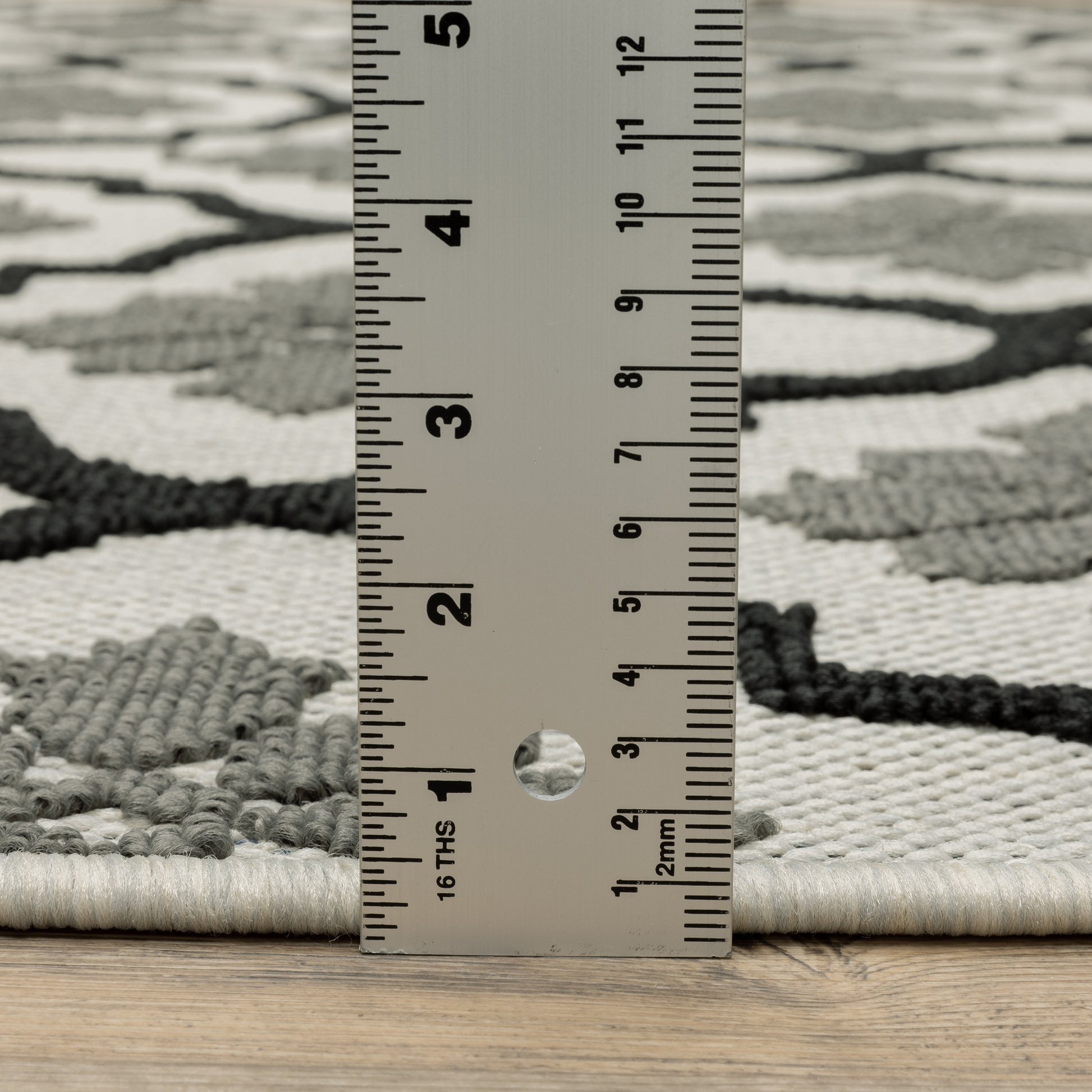 Torrey Outdoor Beige/ Black Trefoil Loop Pile Rug