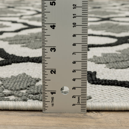 Torrey Outdoor Beige/ Black Trefoil Loop Pile Rug