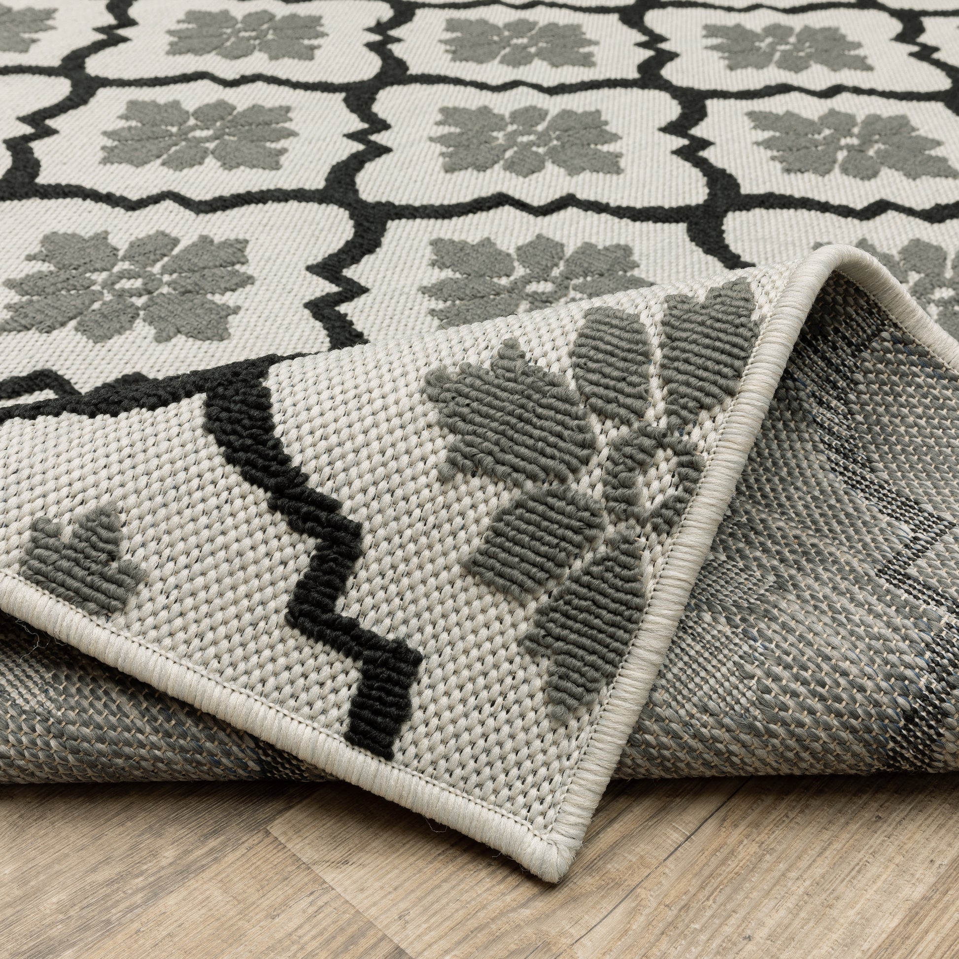 Torrey Outdoor Beige/ Black Trefoil Loop Pile Rug