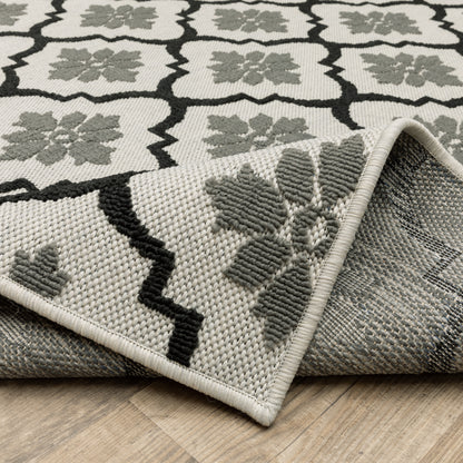 Torrey Outdoor Beige/ Black Trefoil Loop Pile Rug