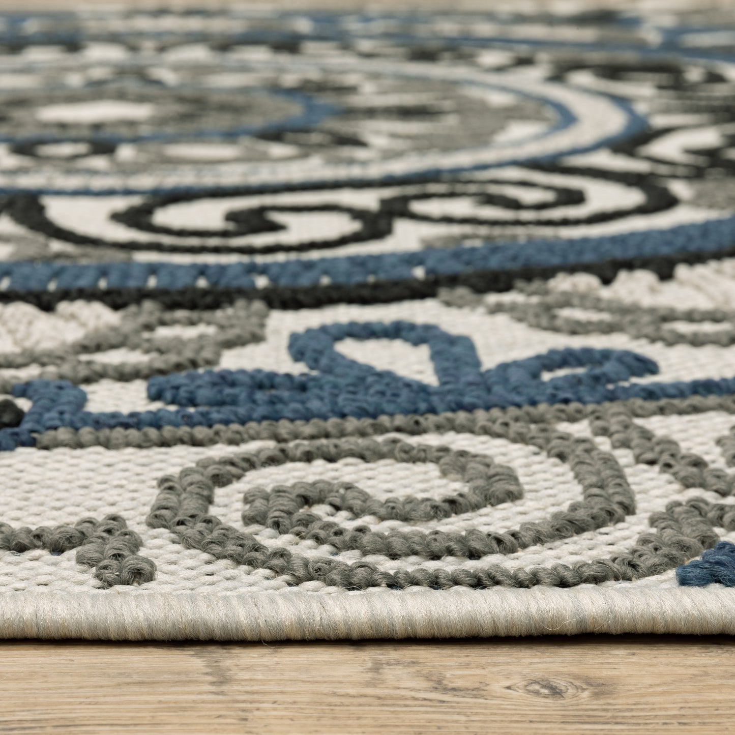 Torrey Outdoor Beige/ Blue Medallion Loop Pile Rug