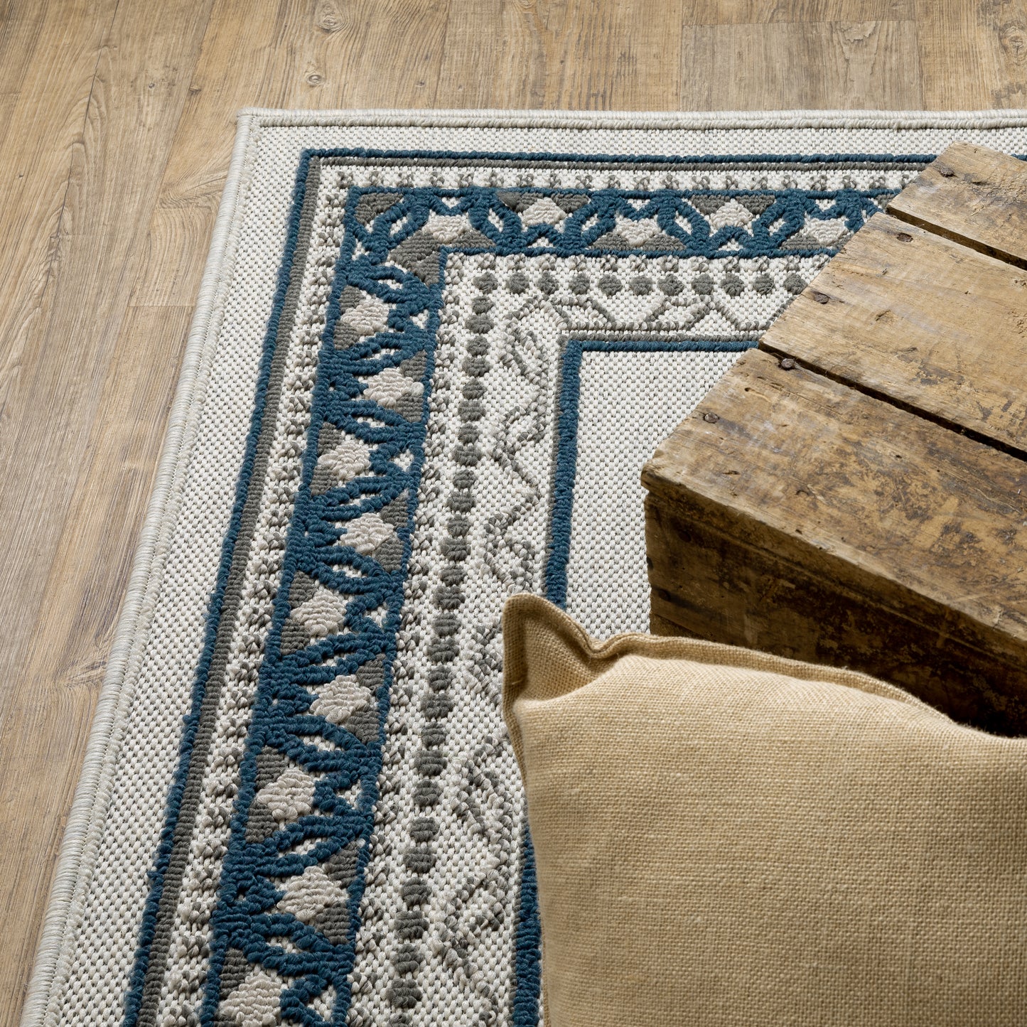 Torrey Outdoor Beige/ Blue Border Loop Pile Rug