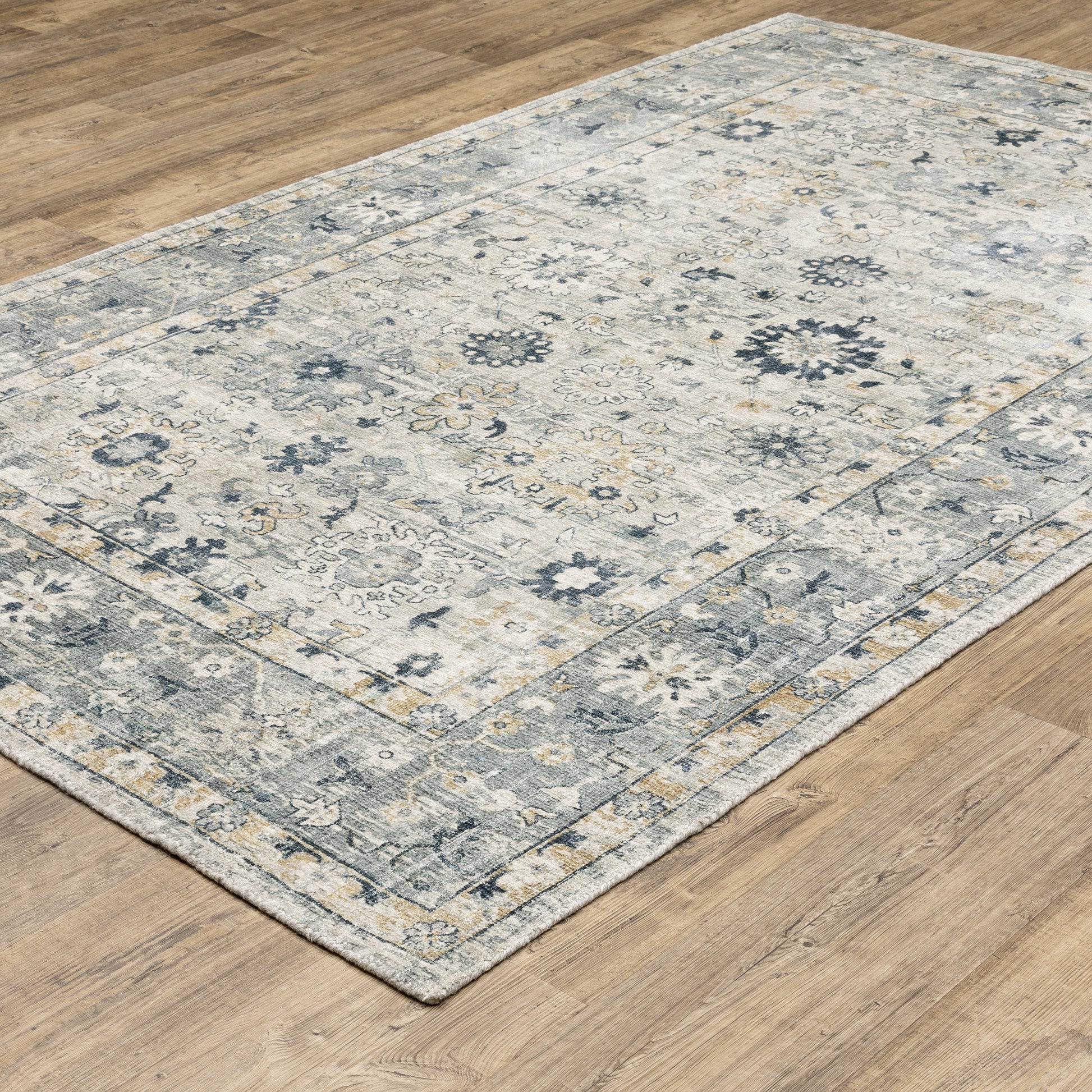 Windham Floral Ivory/ Blue Distressed Cut Pile Rug