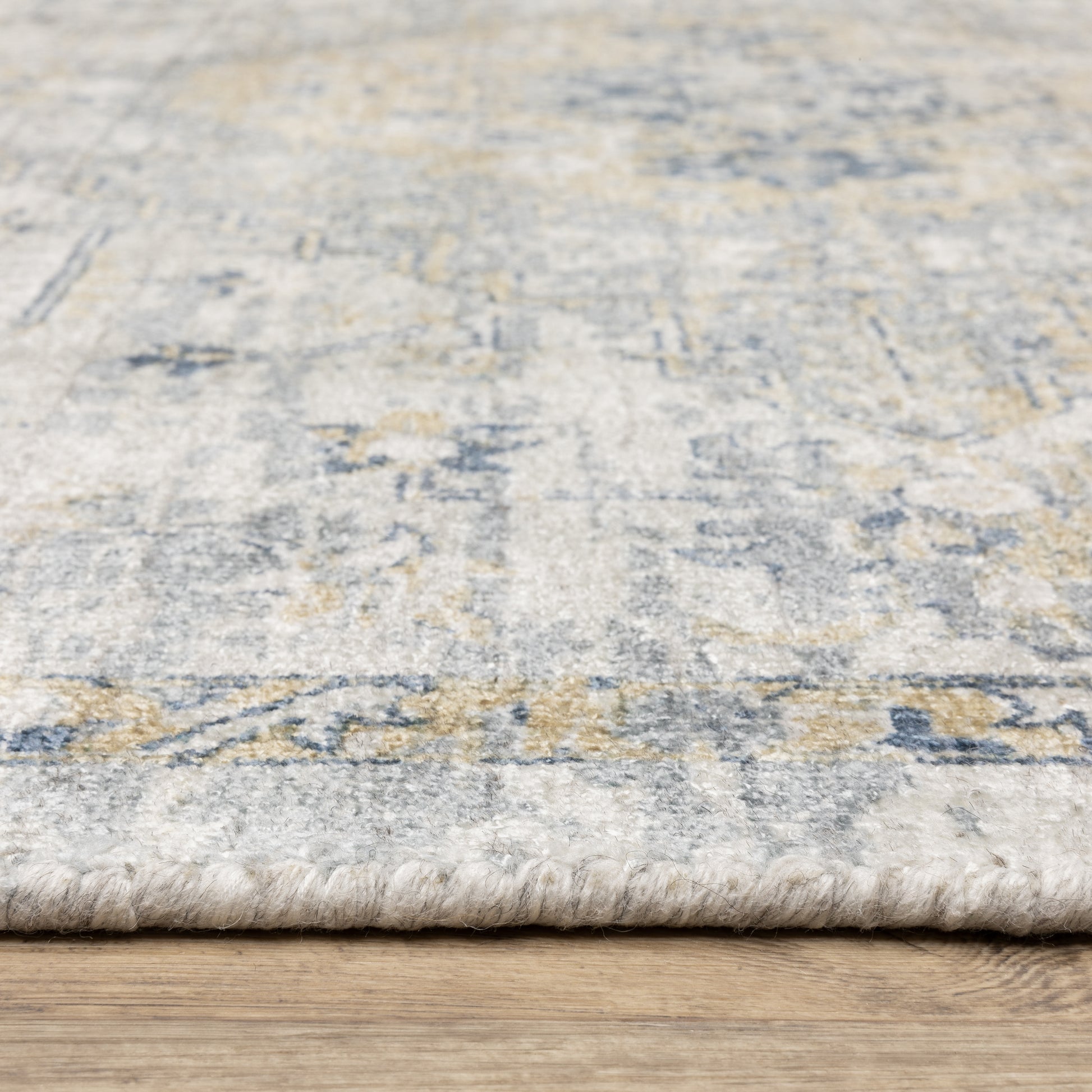Windham Distressed Ivory/ Gold Medallion Cut Pile Rug