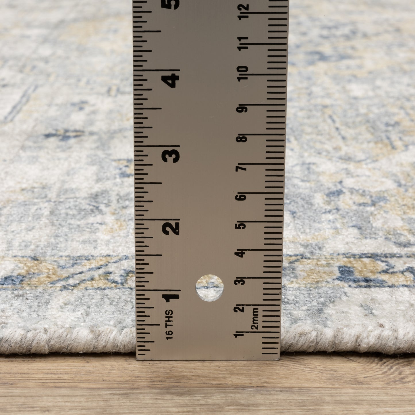 Windham Distressed Ivory/ Gold Medallion Cut Pile Rug