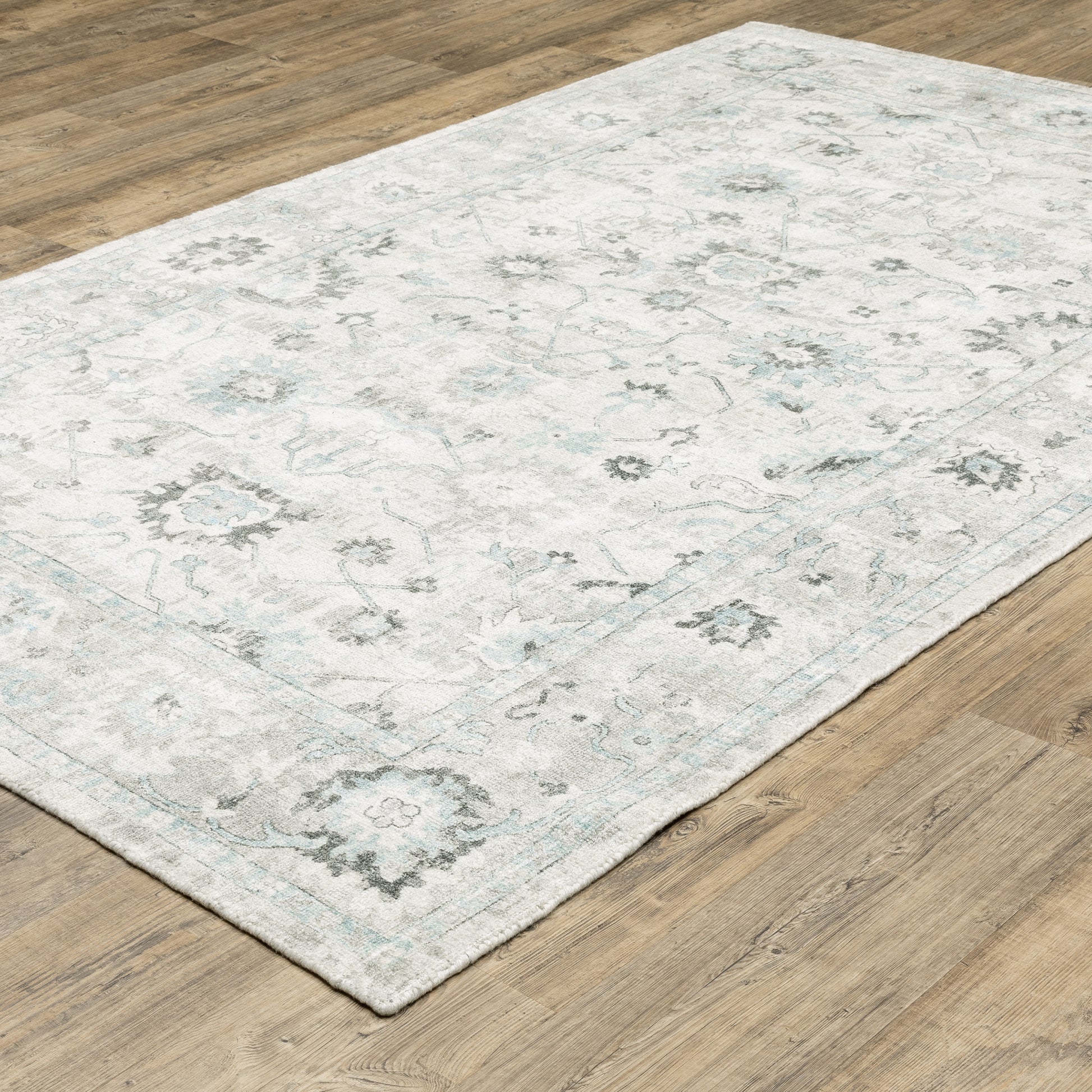 Windham Floral Ivory/ Blue Distressed Cut Pile Rug