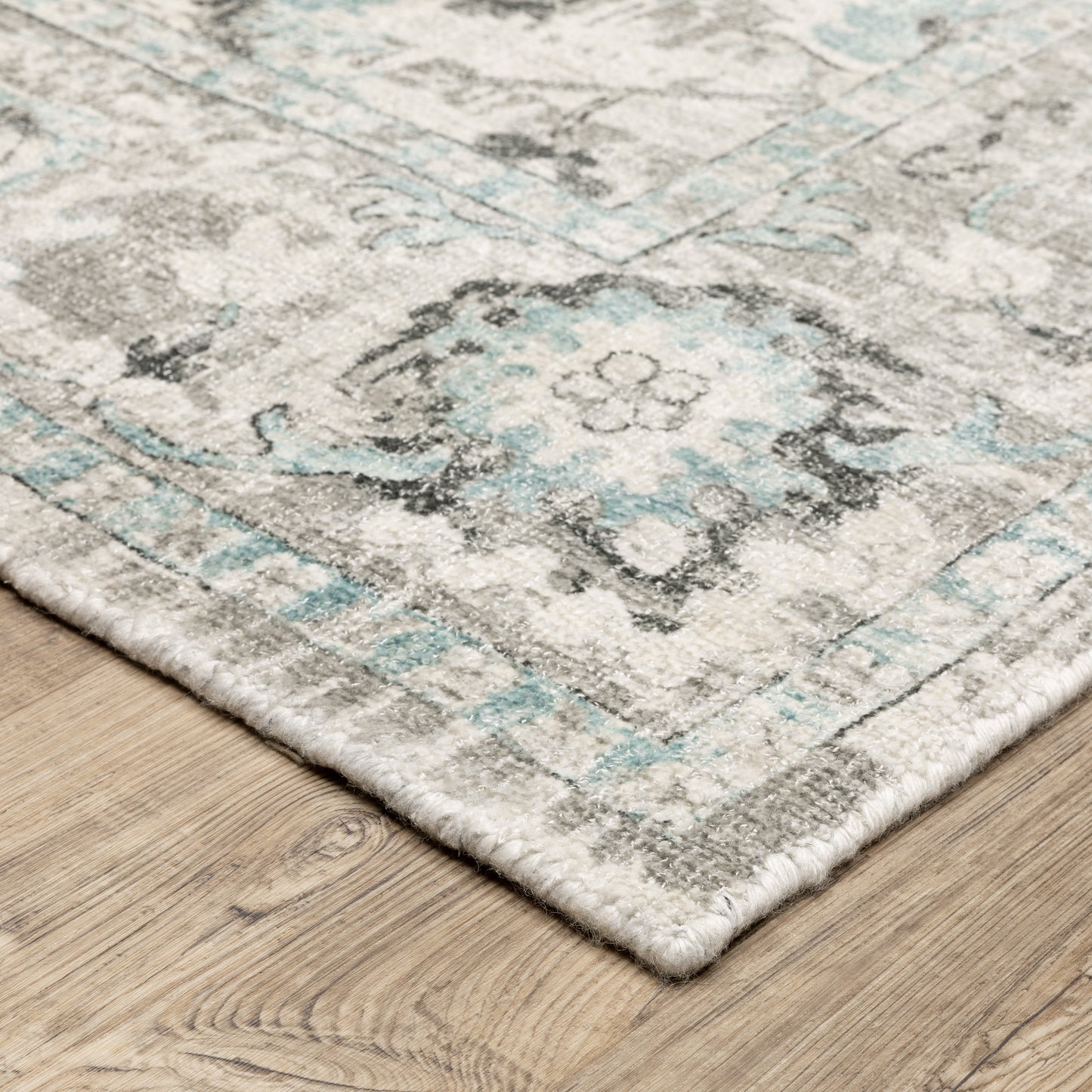 Windham Floral Ivory/ Blue Distressed Cut Pile Rug