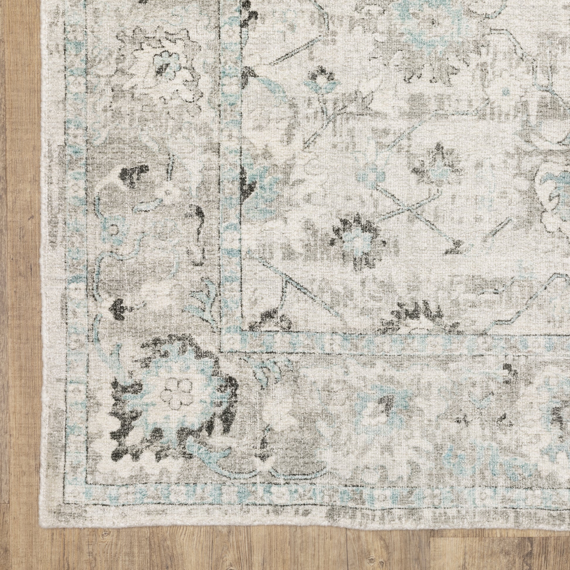 Windham Floral Ivory/ Blue Distressed Cut Pile Rug