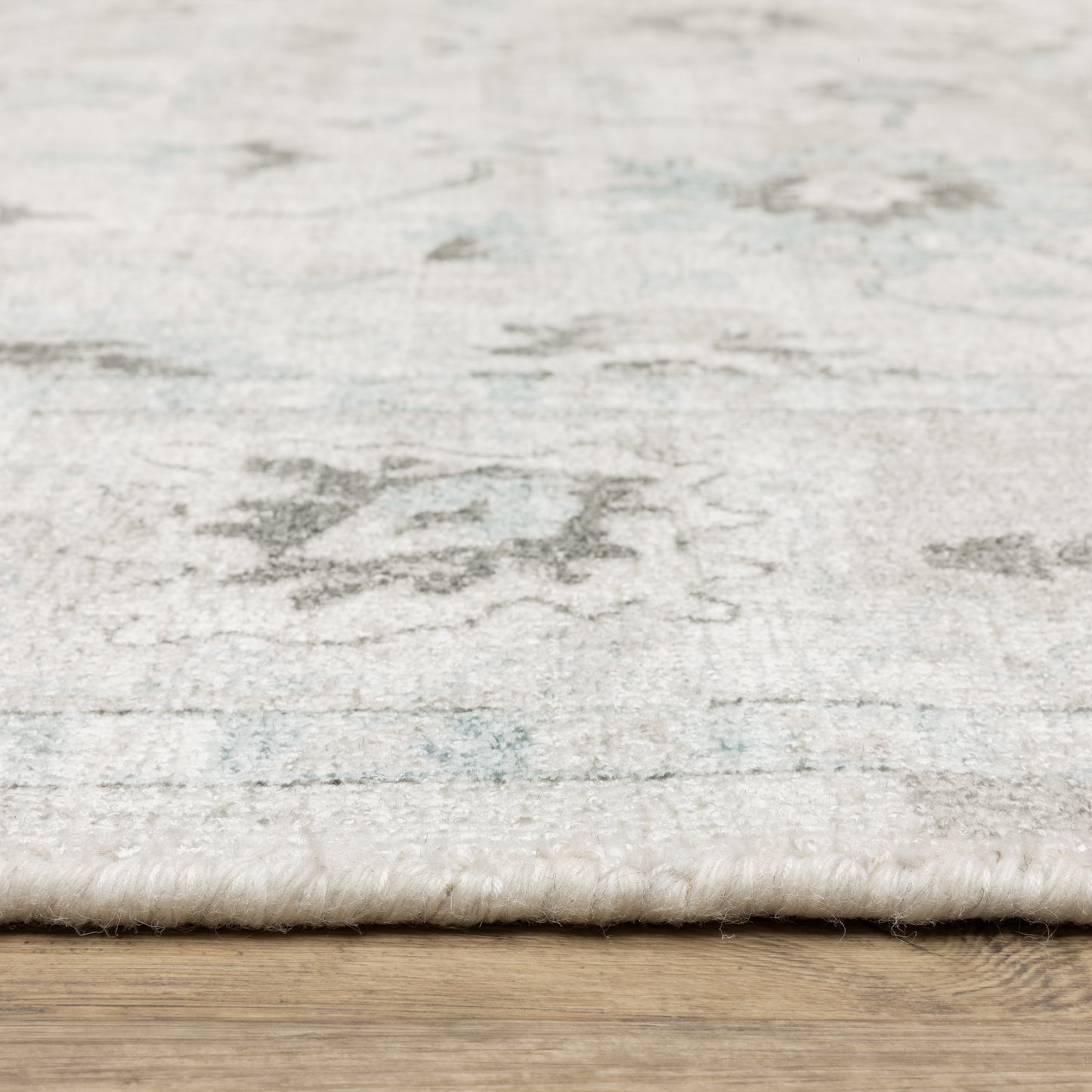 Windham Floral Ivory/ Blue Distressed Cut Pile Rug