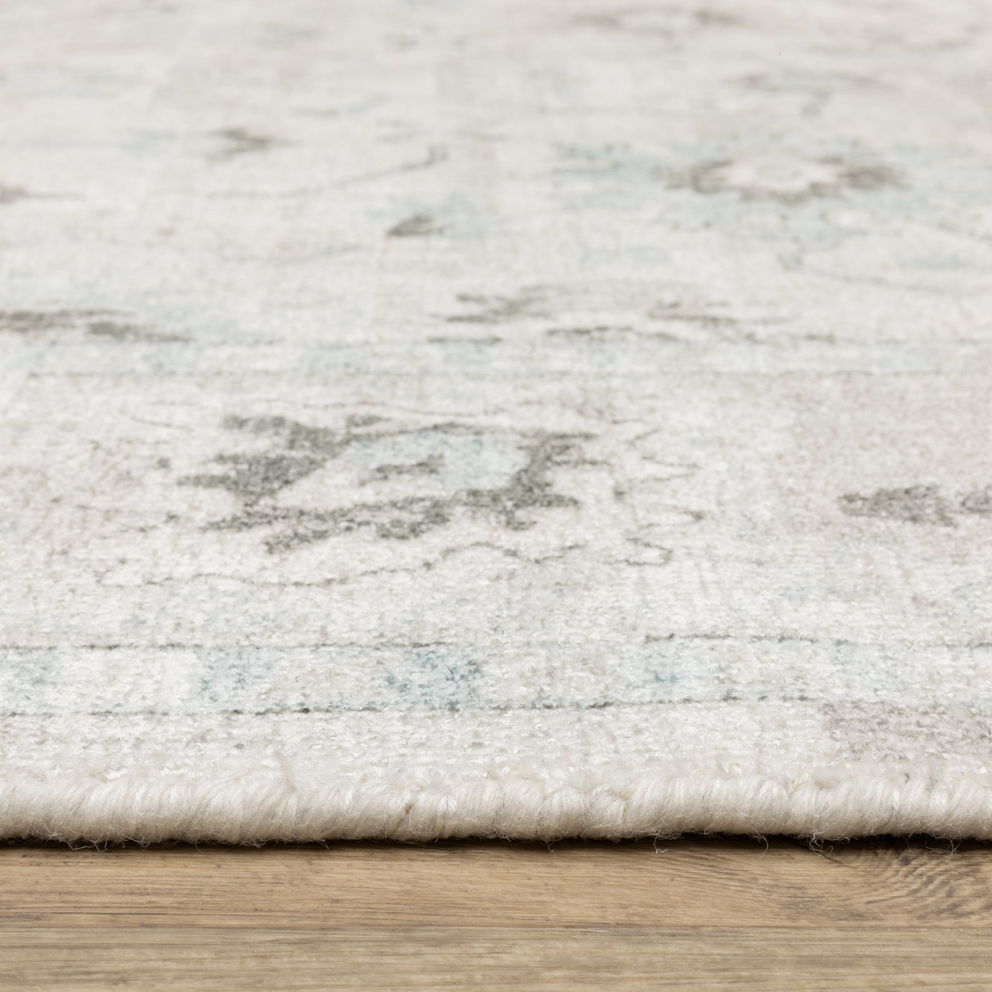 Windham Floral Ivory/ Blue Distressed Cut Pile Rug