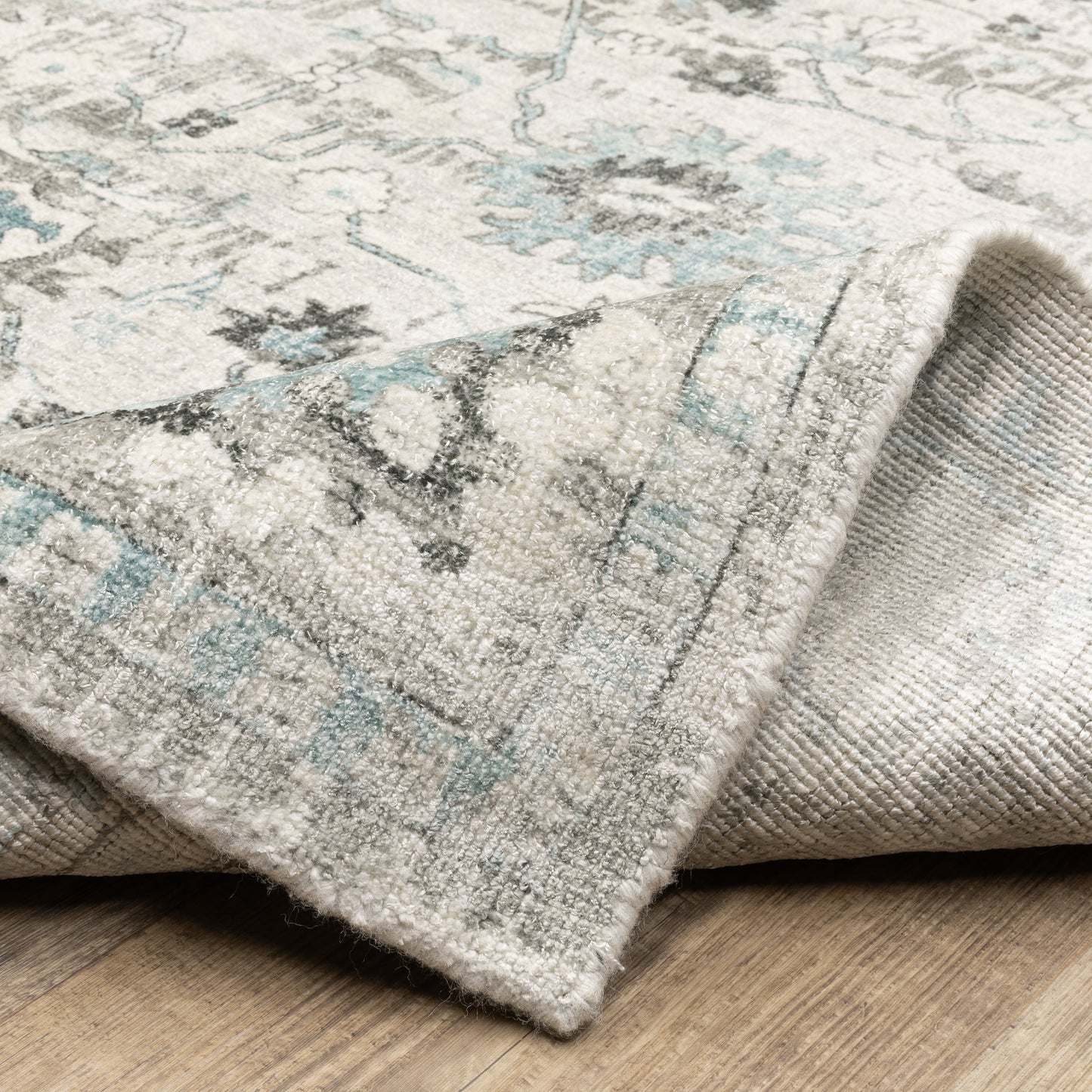 Windham Floral Ivory/ Blue Distressed Cut Pile Rug